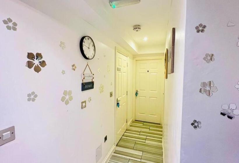 민박 City View Sunset Luxurious Apartment In London Zone 1 Including One Family Twin Room With Its Own St