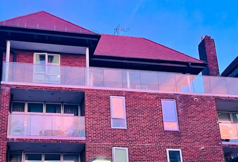 민박 City View Sunset Luxurious Apartment In London Zone 1 Including One Family Twin Room With Its Own St