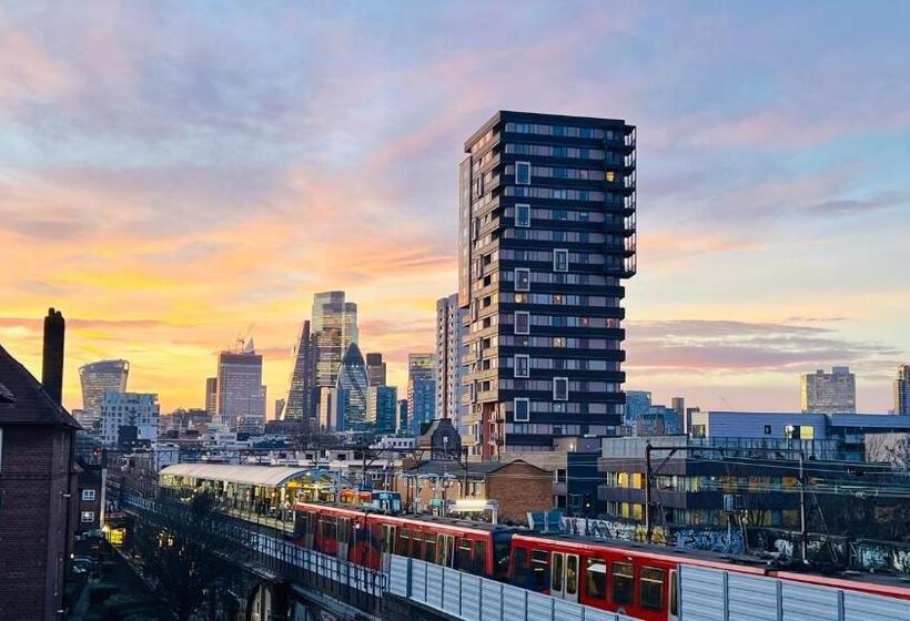 민박 City View Sunset Luxurious Apartment In London Zone 1 Including One Family Twin Room With Its Own St