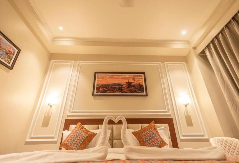 Отель The Mandirian