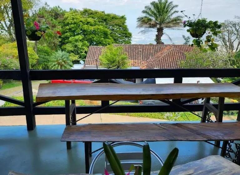 ペンション Hostal Restaurante Checha