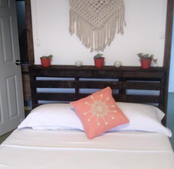 ペンション Hostal Restaurante Checha