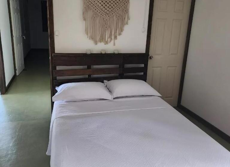 ペンション Hostal Restaurante Checha