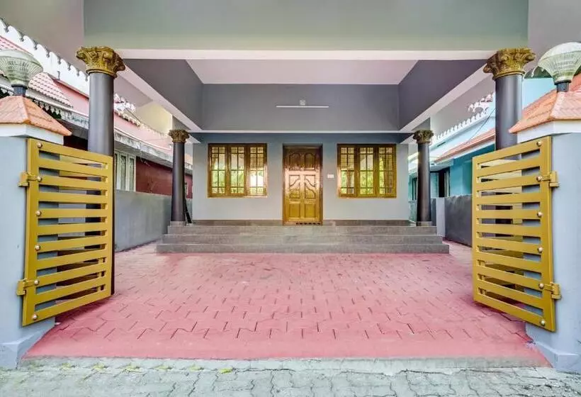 ホテル Oyo Thaikkattukara Residency