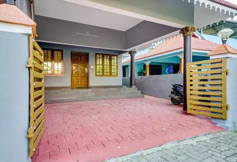 ホテル Oyo Thaikkattukara Residency