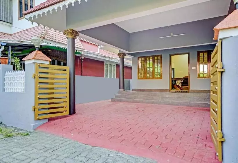 ホテル Oyo Thaikkattukara Residency