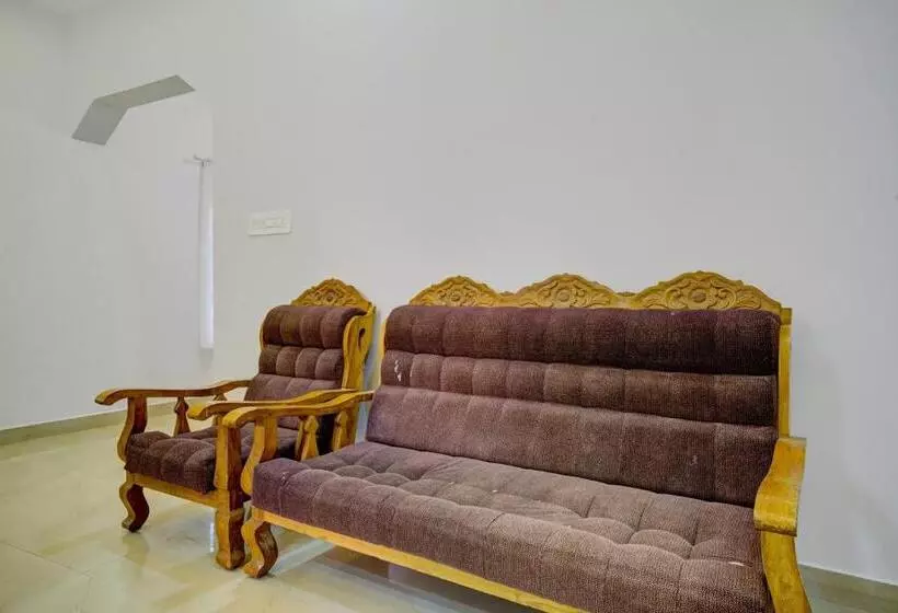 ホテル Oyo Thaikkattukara Residency