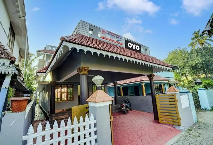 ホテル Oyo Thaikkattukara Residency