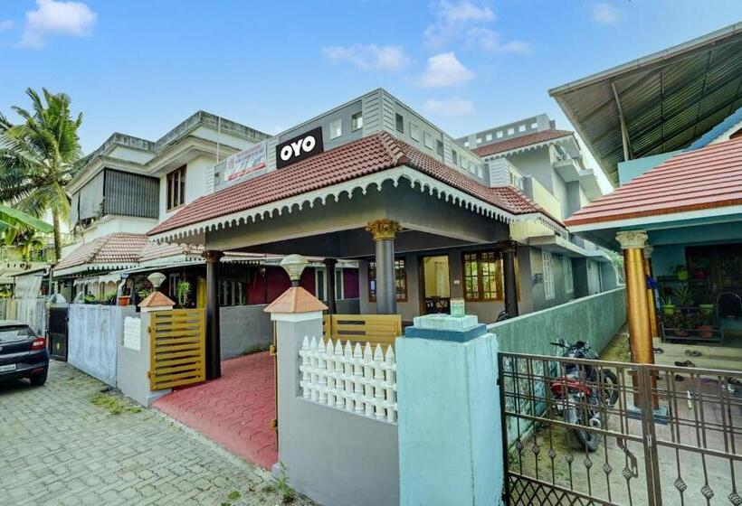Hotel Oyo Thaikkattukara Residency