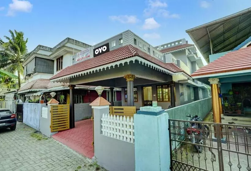 ホテル Oyo Thaikkattukara Residency