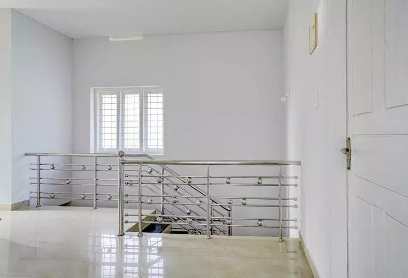 ホテル Oyo Thaikkattukara Residency