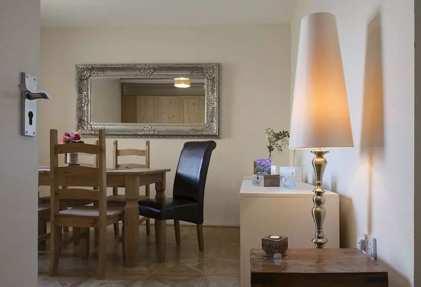 Aamiaismajoitus (B&B) Cargo Cafe Apartments
