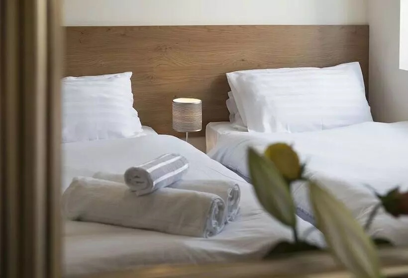 Aamiaismajoitus (B&B) Cargo Cafe Apartments