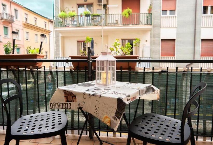 هتل Forever Rooms