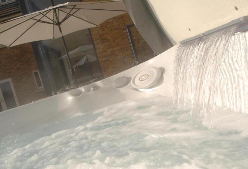 Отель Woodhouse Farm Lodge