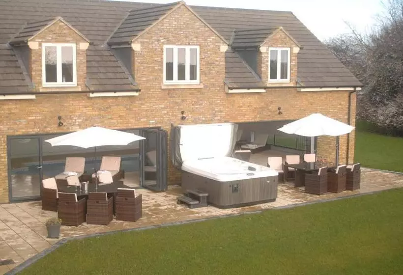 Hotelli Woodhouse Farm Lodge
