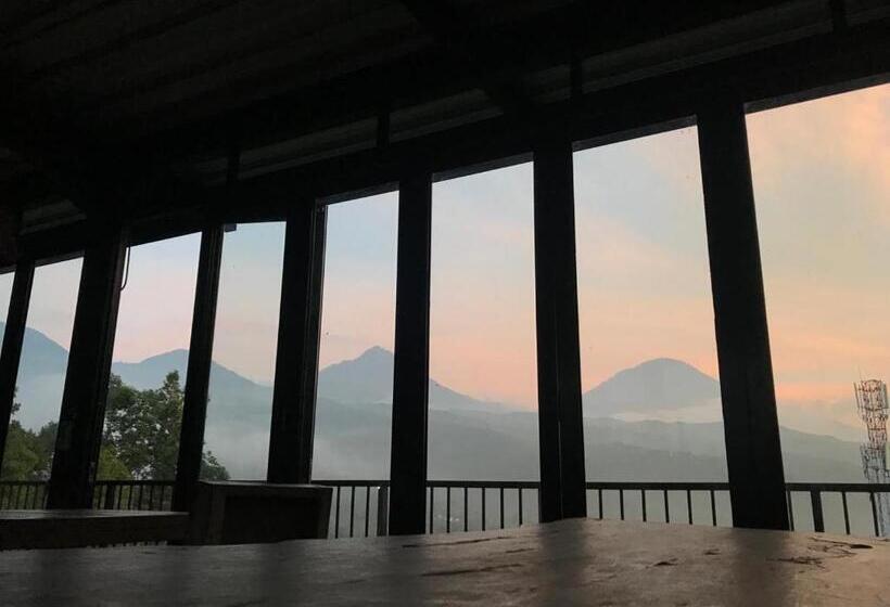 ユースホステル Kraras Munduk Guest House & Donbiyu Rendezvous Restaurant