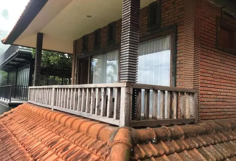 Retkeilymaja Kraras Munduk Guest House & Donbiyu Rendezvous Restaurant