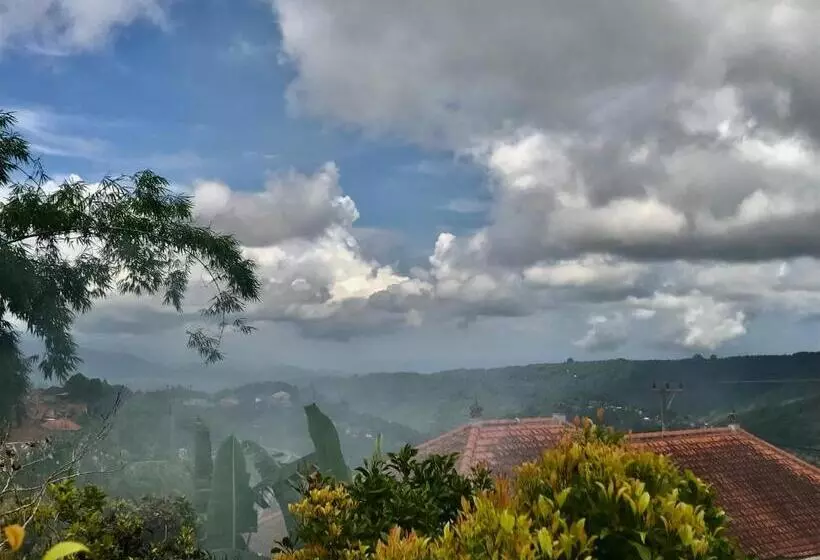 Retkeilymaja Kraras Munduk Guest House & Donbiyu Rendezvous Restaurant