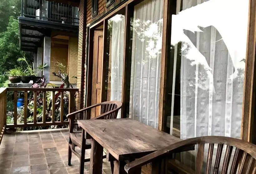 Retkeilymaja Kraras Munduk Guest House & Donbiyu Rendezvous Restaurant