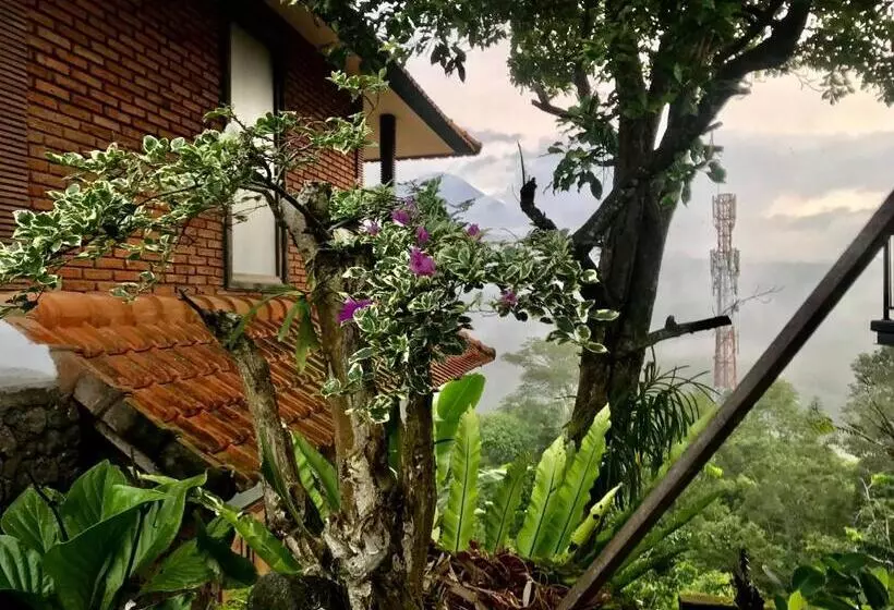 Retkeilymaja Kraras Munduk Guest House & Donbiyu Rendezvous Restaurant