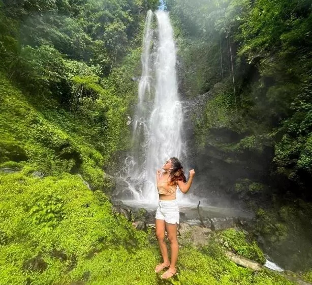 Retkeilymaja Kraras Munduk Guest House & Donbiyu Rendezvous Restaurant