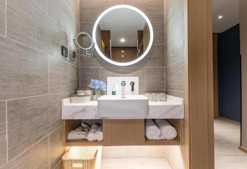 Atour Hotel Zhijiang Bridge