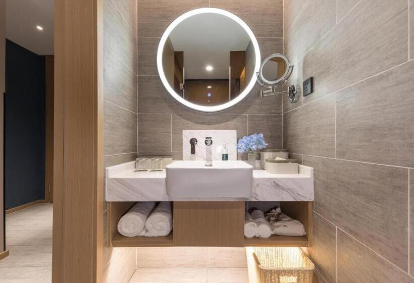 Atour Hotel Zhijiang Bridge