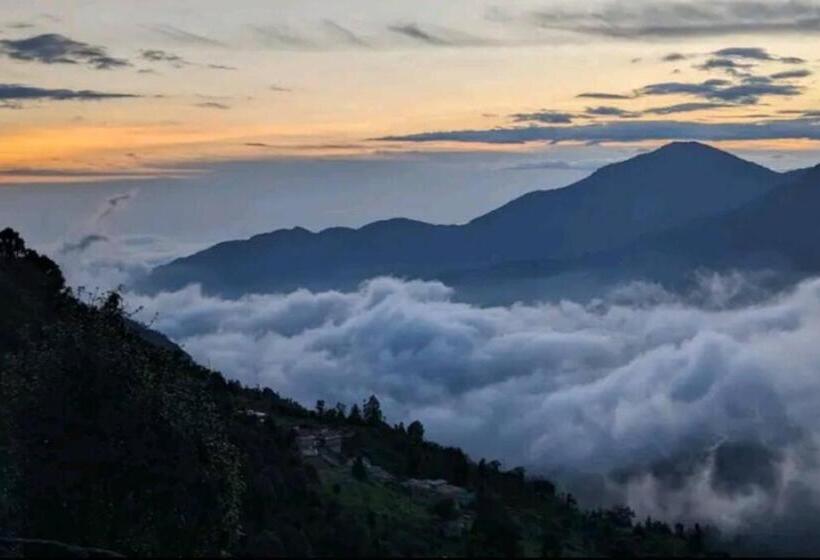 Nocleg ze śniadaniem Hidden Earthen Home With An Suv Car As Entrance