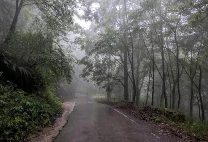 Nocleg ze śniadaniem Hidden Earthen Home With An Suv Car As Entrance