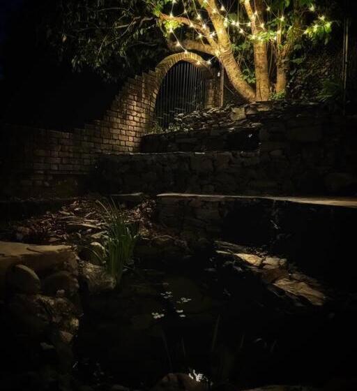 Nocleg ze śniadaniem Hidden Earthen Home With An Suv Car As Entrance