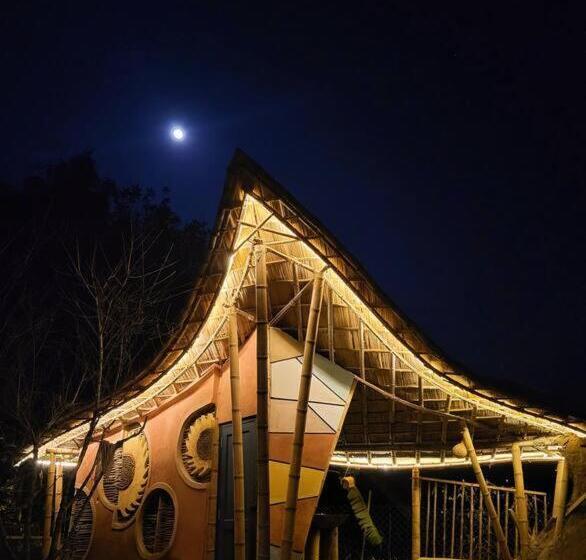 Nocleg ze śniadaniem Hidden Earthen Home With An Suv Car As Entrance