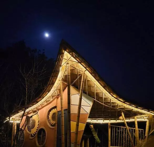 ベッドアンドブレックファースト Hidden Earthen Home With An Suv Car As Entrance