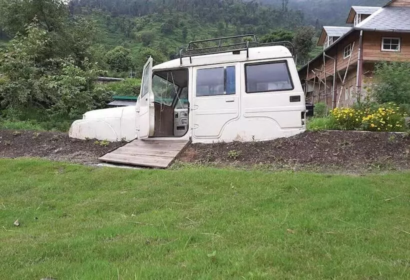 ベッドアンドブレックファースト Hidden Earthen Home With An Suv Car As Entrance