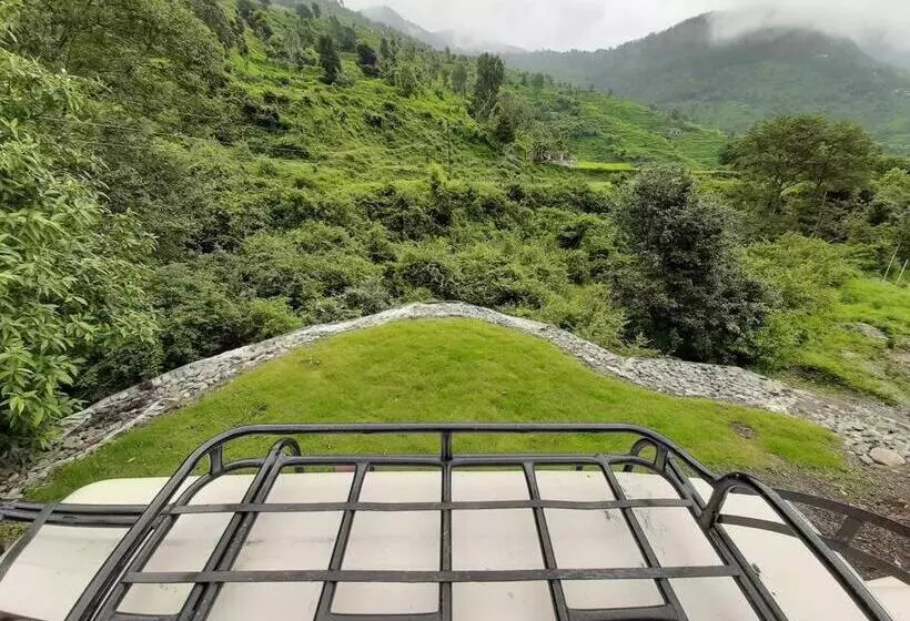 ベッドアンドブレックファースト Hidden Earthen Home With An Suv Car As Entrance