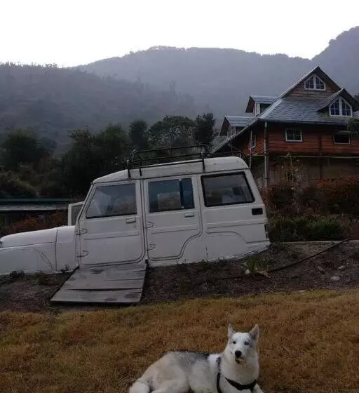 ベッドアンドブレックファースト Hidden Earthen Home With An Suv Car As Entrance