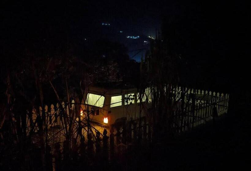 Nocleg ze śniadaniem Hidden Earthen Home With An Suv Car As Entrance