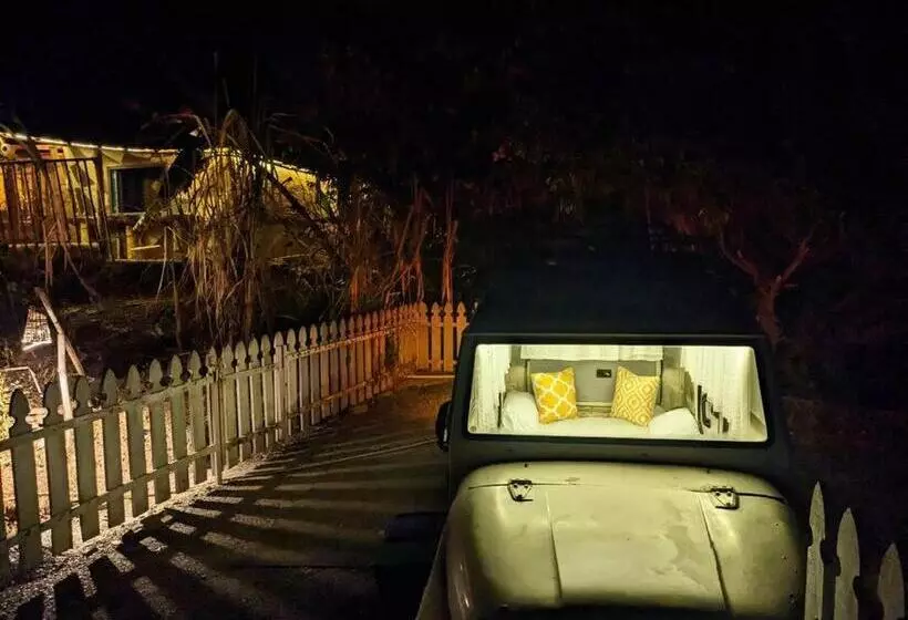 ベッドアンドブレックファースト Hidden Earthen Home With An Suv Car As Entrance