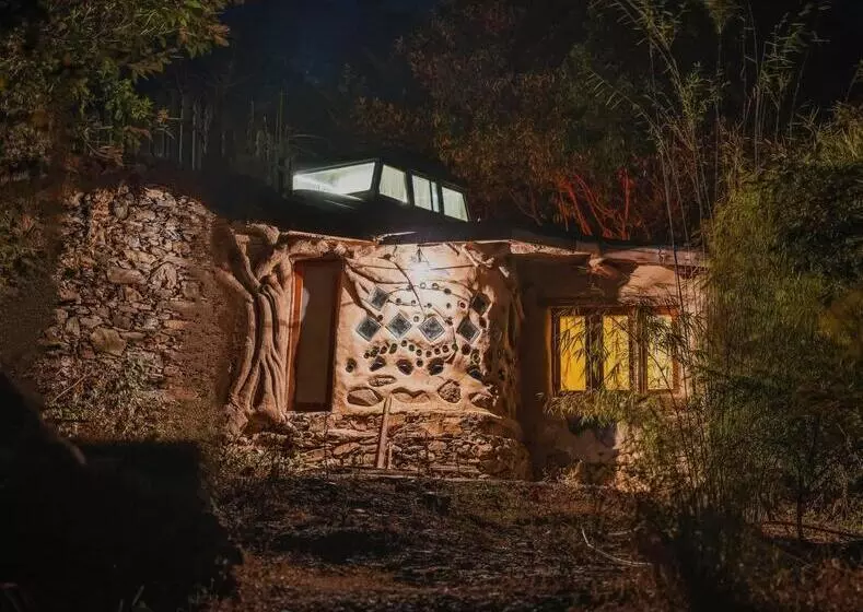 ベッドアンドブレックファースト Hidden Earthen Home With An Suv Car As Entrance
