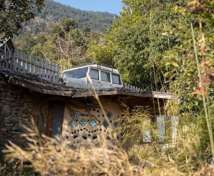 Nocleg ze śniadaniem Hidden Earthen Home With An Suv Car As Entrance
