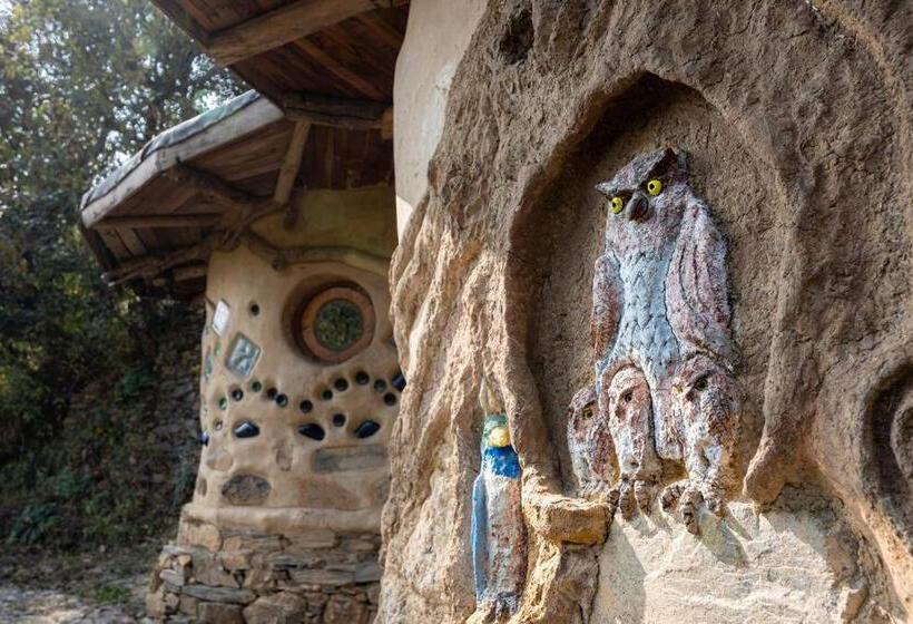 Nocleg ze śniadaniem Hidden Earthen Home With An Suv Car As Entrance