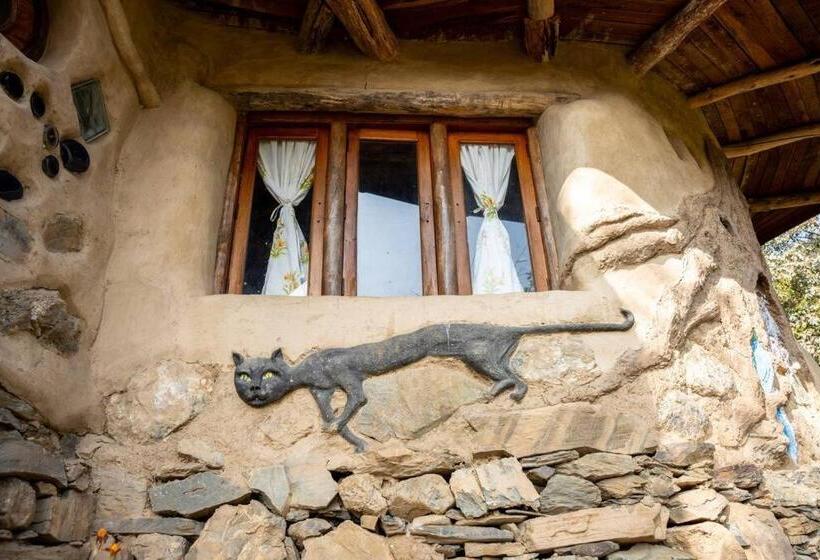 Nocleg ze śniadaniem Hidden Earthen Home With An Suv Car As Entrance