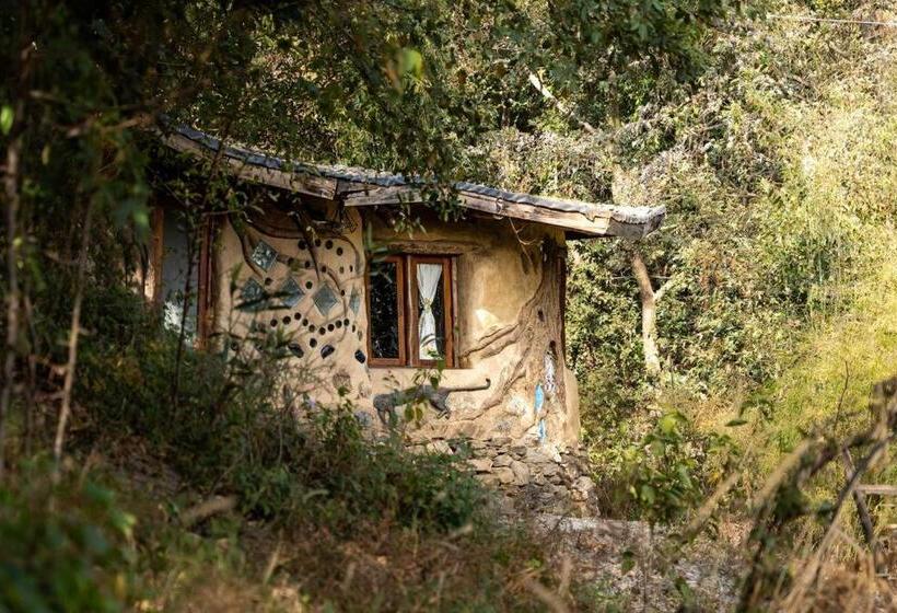 Nocleg ze śniadaniem Hidden Earthen Home With An Suv Car As Entrance