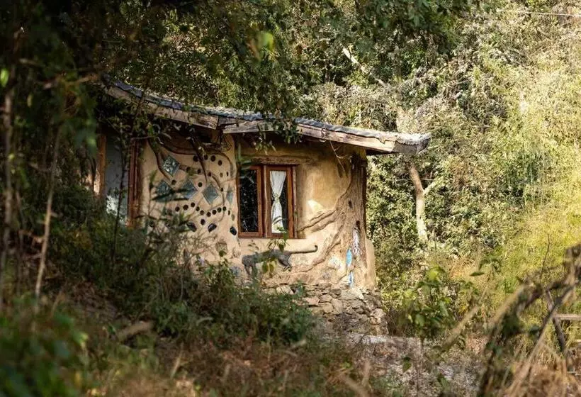 ベッドアンドブレックファースト Hidden Earthen Home With An Suv Car As Entrance