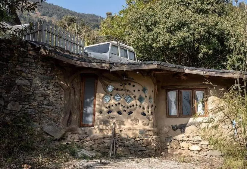 ベッドアンドブレックファースト Hidden Earthen Home With An Suv Car As Entrance