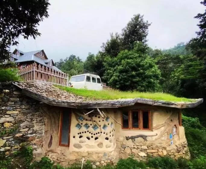 ベッドアンドブレックファースト Hidden Earthen Home With An Suv Car As Entrance