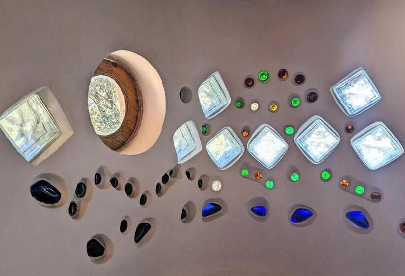 Nocleg ze śniadaniem Hidden Earthen Home With An Suv Car As Entrance