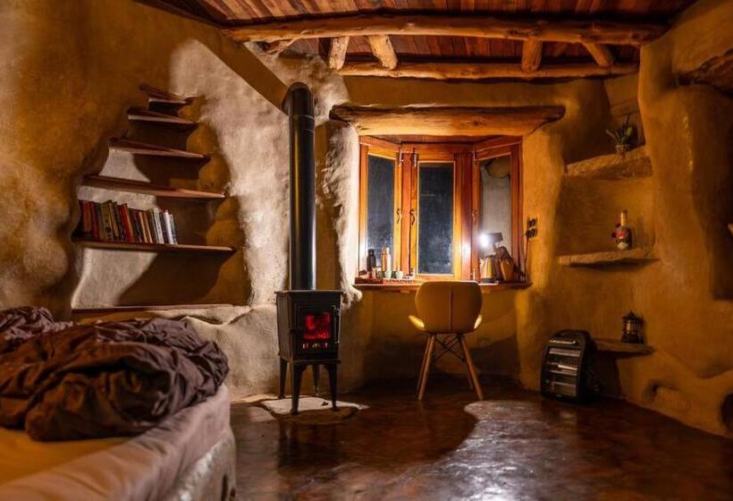 Nocleg ze śniadaniem Hidden Earthen Home With An Suv Car As Entrance