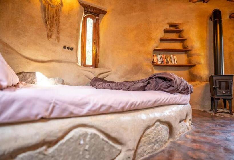 Nocleg ze śniadaniem Hidden Earthen Home With An Suv Car As Entrance