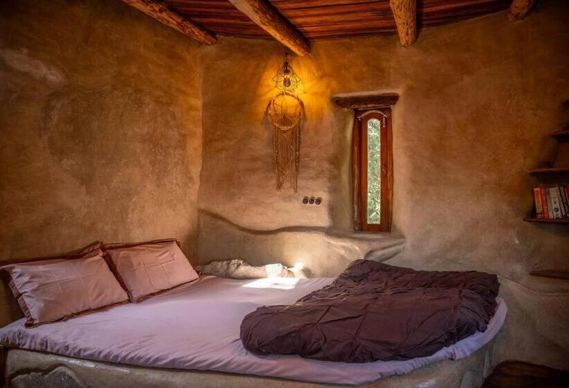 Nocleg ze śniadaniem Hidden Earthen Home With An Suv Car As Entrance